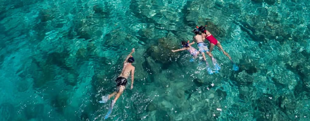 Familia en Maldivas haciendo snorkel hotel Anantara Dhigu